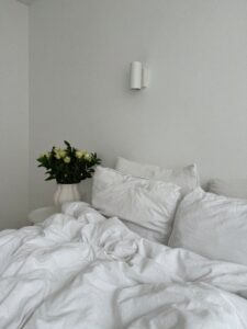 Chambre au linge blanc dans une location saisonnière à Évreux
