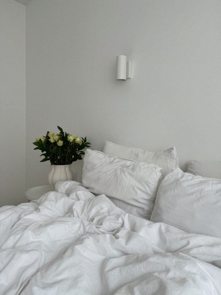 Chambre au linge blanc dans une location saisonnière à Évreux