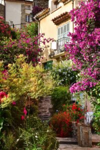 Allée fleurie d'une maison de vacances en Normandie
