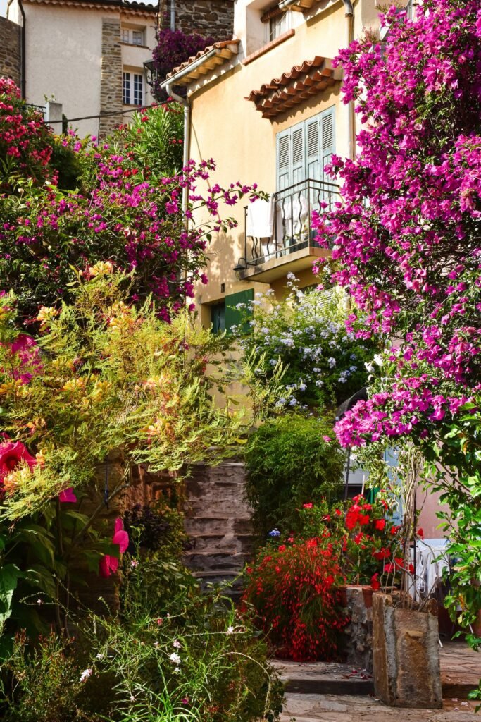 Allée fleurie d'une maison de vacances en Normandie