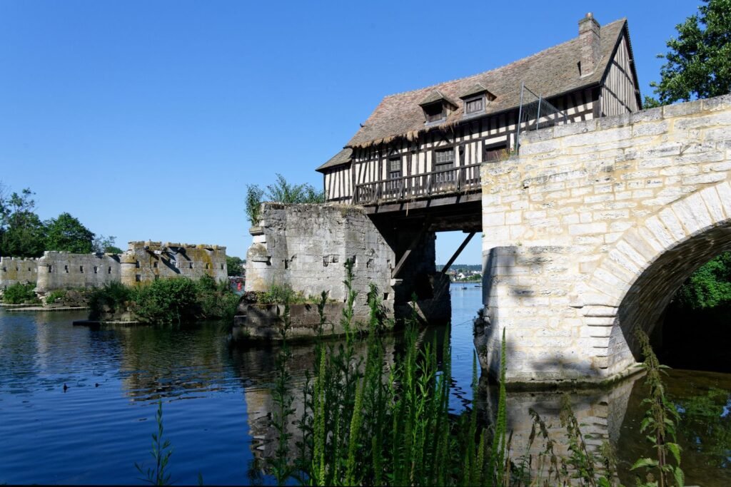 Pont ancien sur la rivière dans la vallée Seine-Eure en Normandie