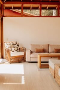 Salon lumineux d'un logement en location courte durée à Louviers